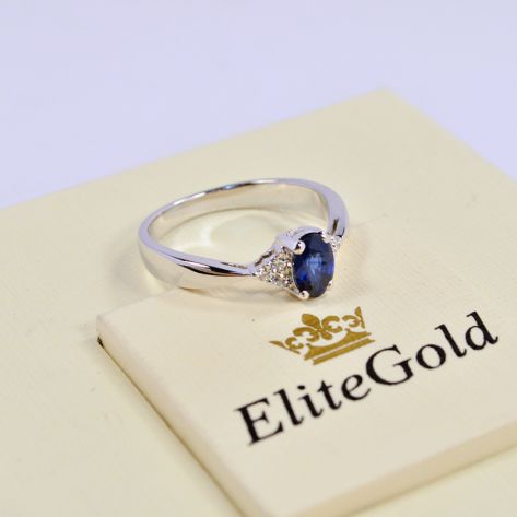 женское кольцо для помолвки с овальным камнем сапфиром в белом золоте