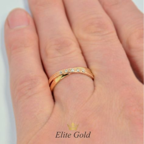 двойные обручальные кольца в красном и лимонном золоте с белыми камнями на пальце