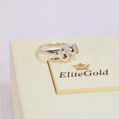 кольцо в виде детских пяточек в белом золоте с белым камнем