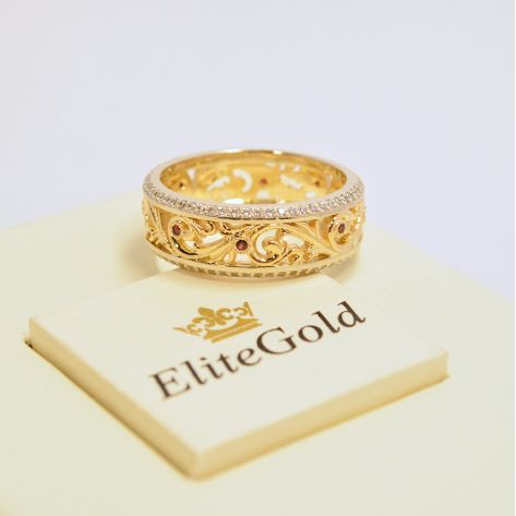 женское обручальное кольцо в белом и лимонном золоте с гранатами