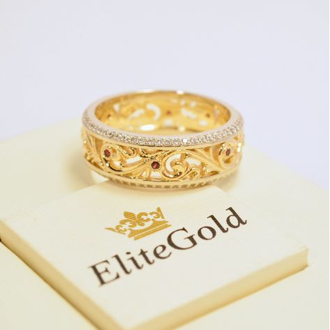 женское обручальное кольцо в белом и лимонном золоте с гранатами