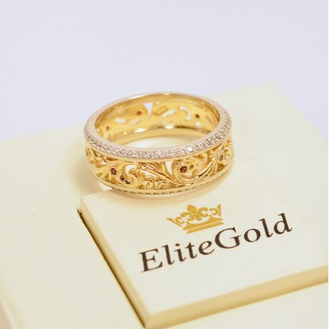 женское обручальное кольцо в белом и лимонном золоте с гранатами