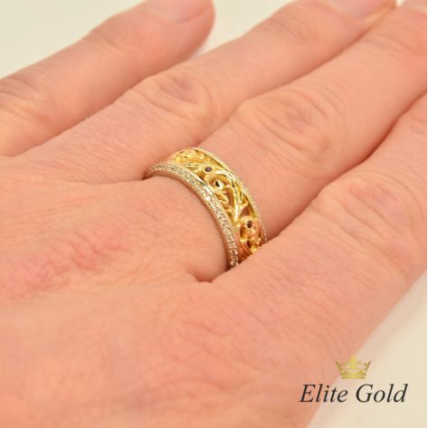 женское обручальное кольцо в белом и лимонном золоте с гранатами на пальце