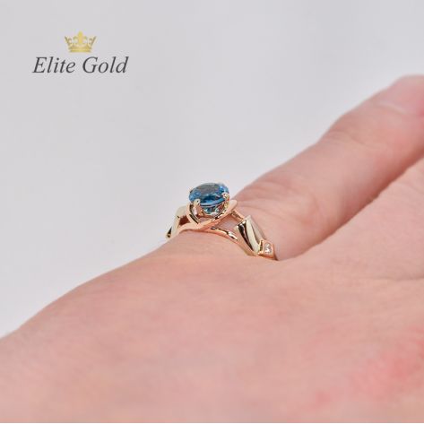 Кольцо Siren с топазом London Blue на руке