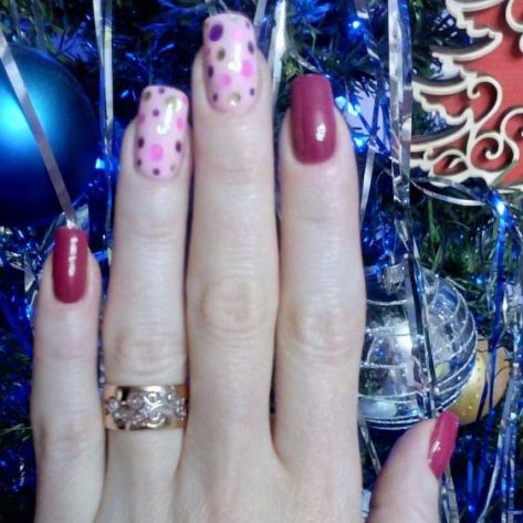 кольцо широкое с узорами на пальце