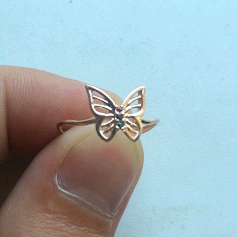 в красном золоте с малиновым, синим и зеленым камнем