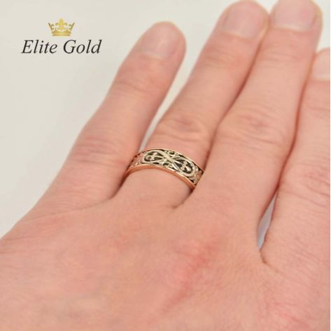 мужское кольцо Insignia на руке