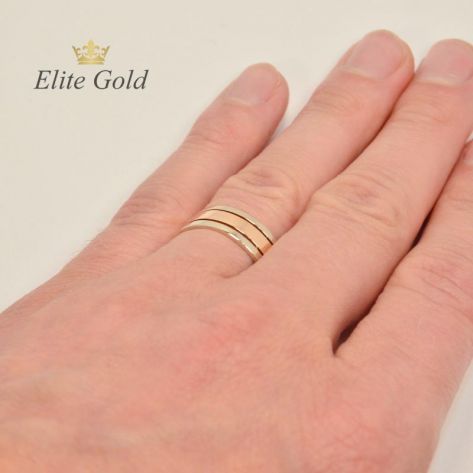 кольца Only Love в красном и белом золоте на руке