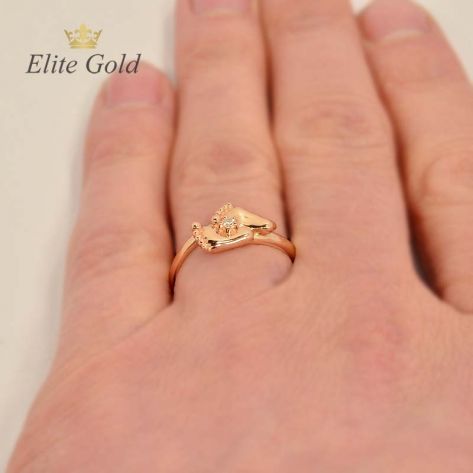 кольцо в виде пяточек на руке