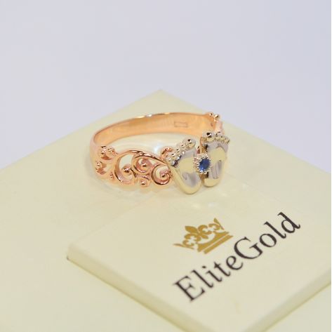 кольцо в виде пяточек с синим камнем в центре