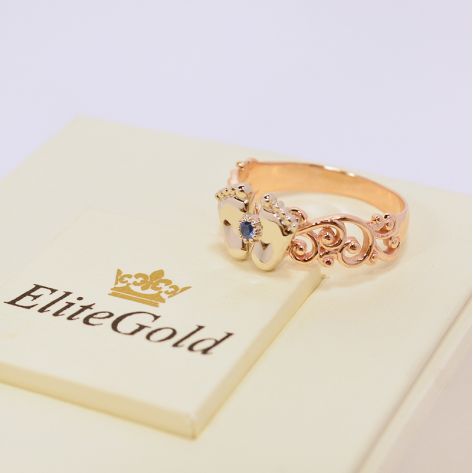 кольцо в виде пяточек с синим камнем в центре