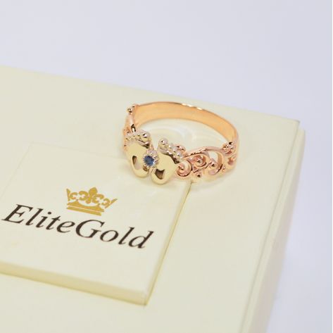 кольцо в виде пяточек с синим камнем в центре