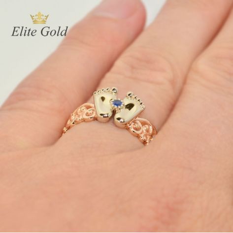 кольцо в виде пяточек с синим камнем в центре