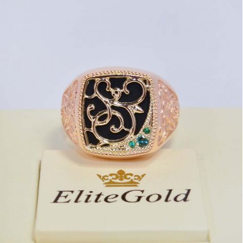 перстень с ониксом и изумрудами