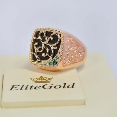 перстень с ониксом и изумрудами