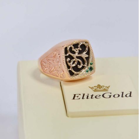 перстень с ониксом и изумрудами