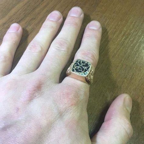 перстень с ониксом на руке