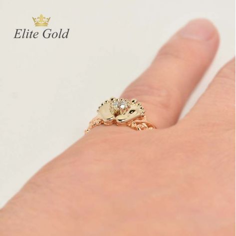 кольцо в виде пяточек на пальце