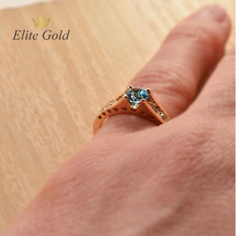 кольцо Isabella с топазом Swiss на руке