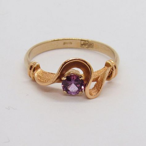 кольцо в 2 цветах золота с фиолетовой шпинелью