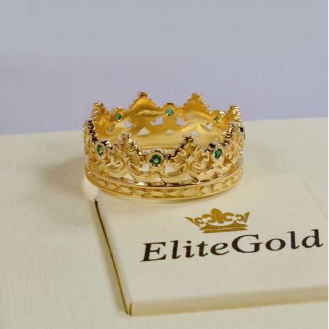 кольцо корона в лимонном золоте с зелеными камнями