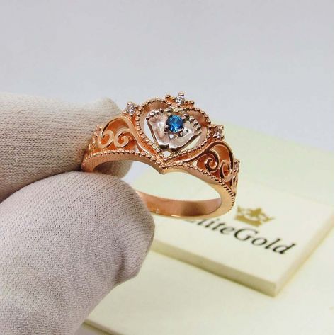 кольцо в виде сердечка с пяточками в центре, в красном и белом золоте