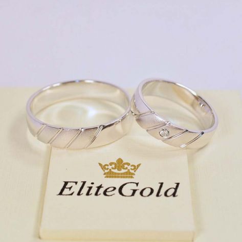 обручальные кольца в белом золоте с матированием и бриллиантом