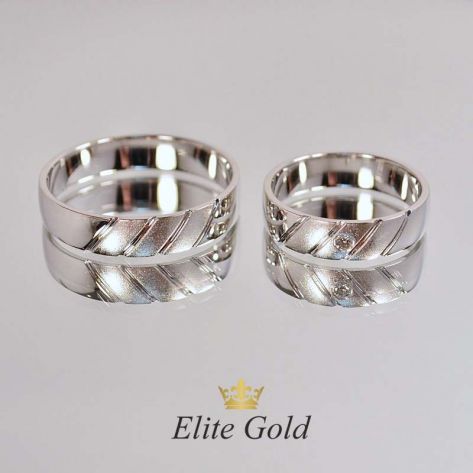 обручальные кольца в белом золоте с матированием и бриллиантом