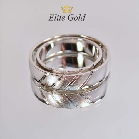 обручальные кольца в белом золоте с матированием и бриллиантом