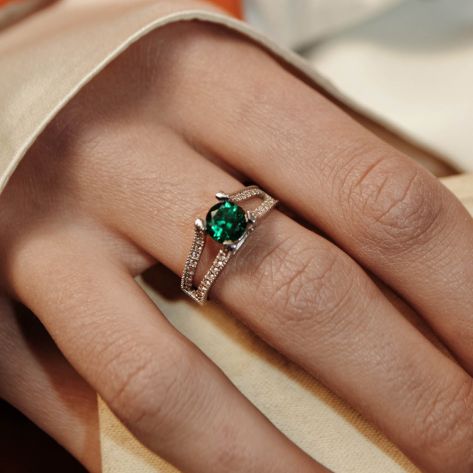 кольцо Gigi с 40 бриллиантами и гидротермальным изумрудом в белом золоте