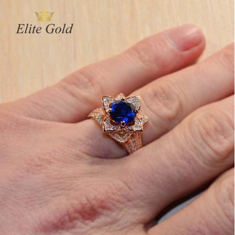 кольцо-цветок с синим камнем на руке