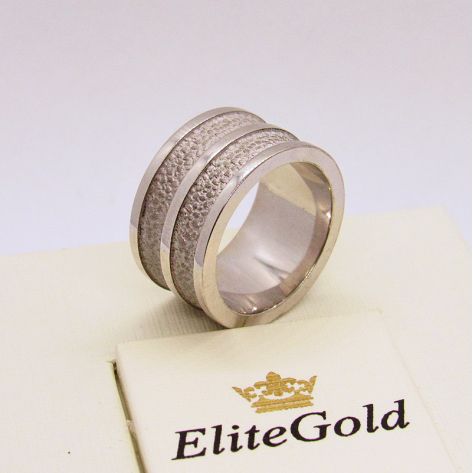 широкое рельефное обручальное кольцо в белом золоте