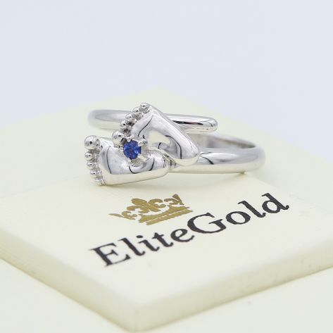 кольцо в виде ножек в белом золоте с камнем