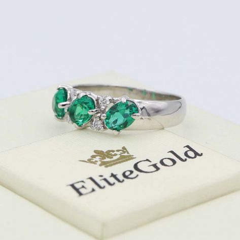кольцо Enola в белом золоте с гидротермальными изумрудами