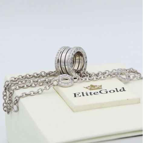 подвеска с камнями в белом золоте с камнями по краям и цепочкой