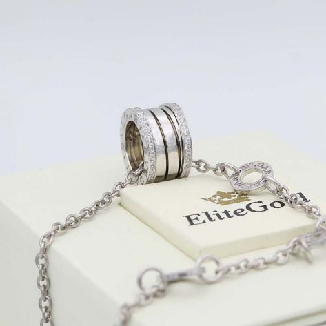 подвеска с камнями и цепочкой в белом золоте с камнями по краям