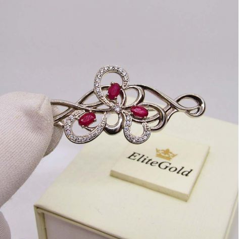 фигурная брошь в белом золоте вид в руке