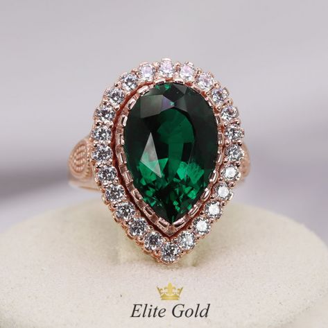 кольцо Hurrem в красном золоте с зеленым камнем в центре