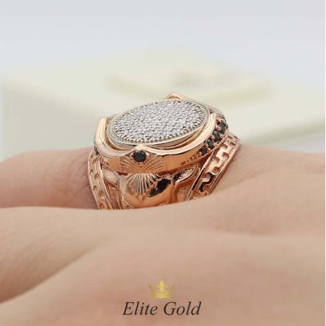 кольцо Arena с россыпью камней на пальце