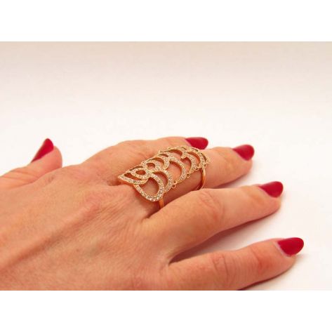 кольцо на весь палец с камнями на пальце