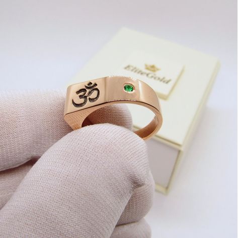 перстень Mantra с символом и зеленым камнем