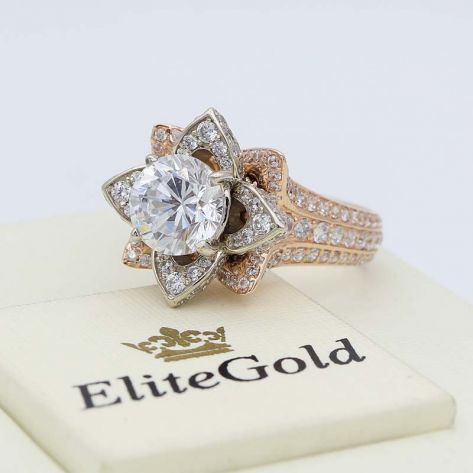 кольцо-цветок с белыми камнями, в красном и белом золоте