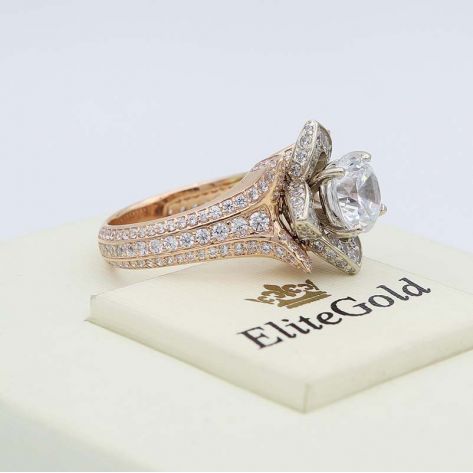 кольцо-цветок с белыми камнями, в красном и белом золоте