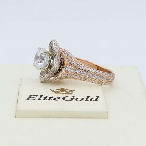 кольцо-цветок с белыми камнями, в красном и белом золоте