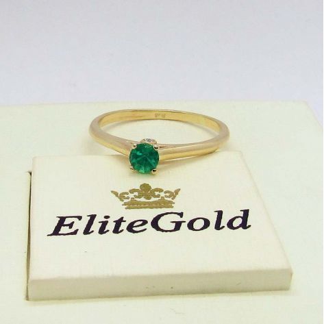 кольцо Charlotte с изумрудом в лимонном золоте