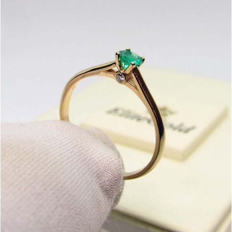 кольцо Charlotte с изумрудом в лимонном золоте