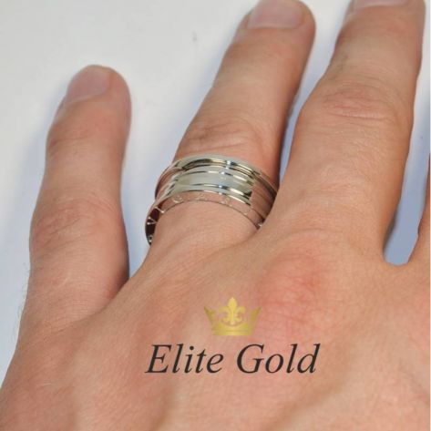 из белого золота без камней на пальце