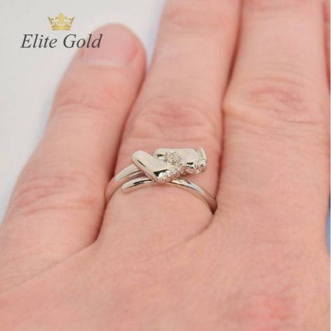 в белом золоте на пальце