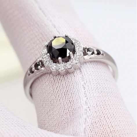 кольцо Milena в белом золоте с черным камнем по центру