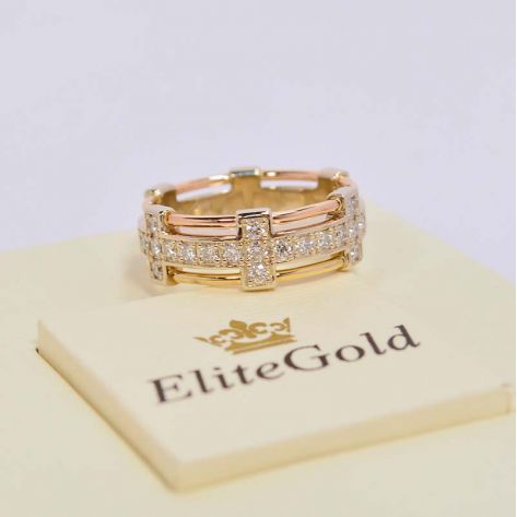 кольцо с белыми камнями в трех цветах золота